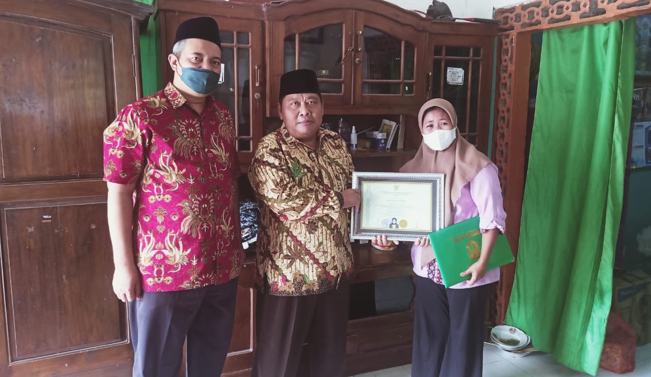 Keluarga Besar IAIN Kediri Melawat Dan Serahkan Ijazah Mahasiswi IAIN Kediri Yang Wafat Sebelum Wisuda