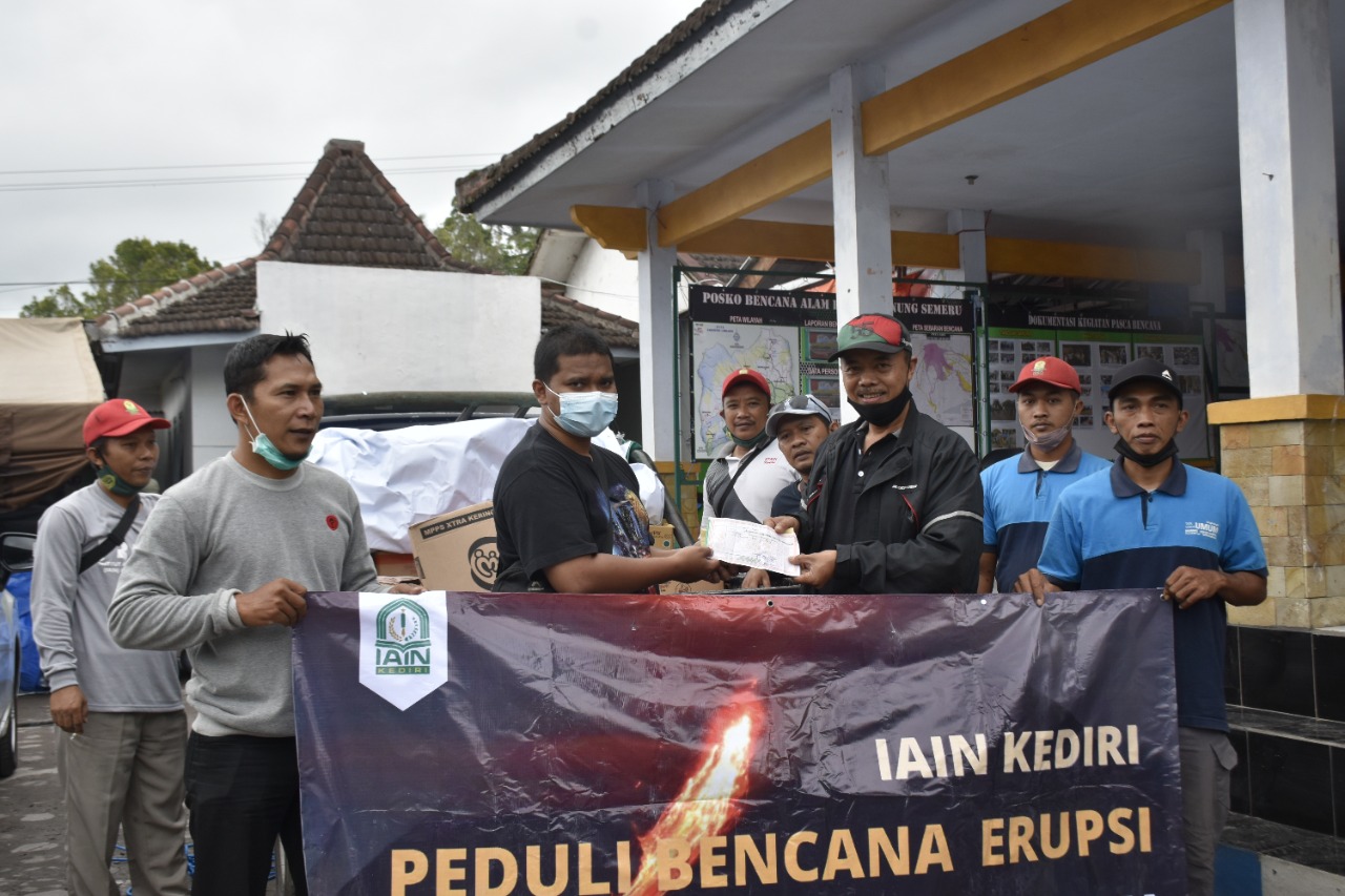 IAIN Kediri Salurkan Bantuan Untuk Warga Terdampak Erupsi Gunung Semeru