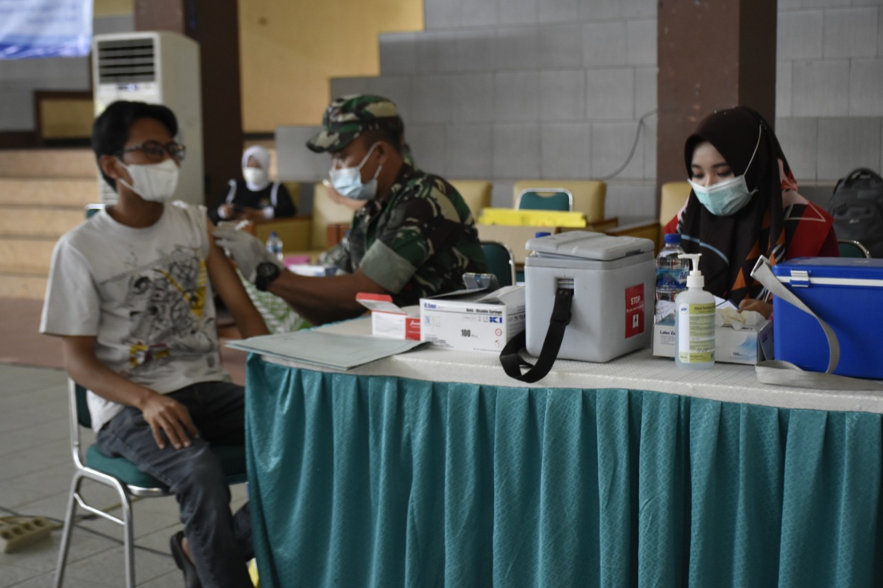 GANDENG RUMAH SAKIT DKT DAN KODIM 0809 KEDIRI, SIVITAS AKADEMIKA IAIN KEDIRI GELAR VAKSINASI BOOSTER