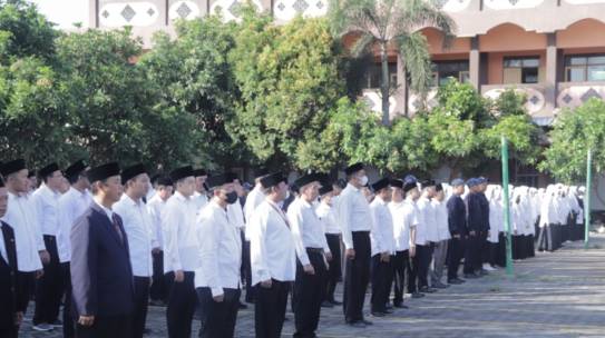 UPACARA HUT RI KE-77, REKTOR IAIN KEDIRI SEMATKAN SATYALANCANA KARYA SATYA 2022 KEPADA 15 ASN