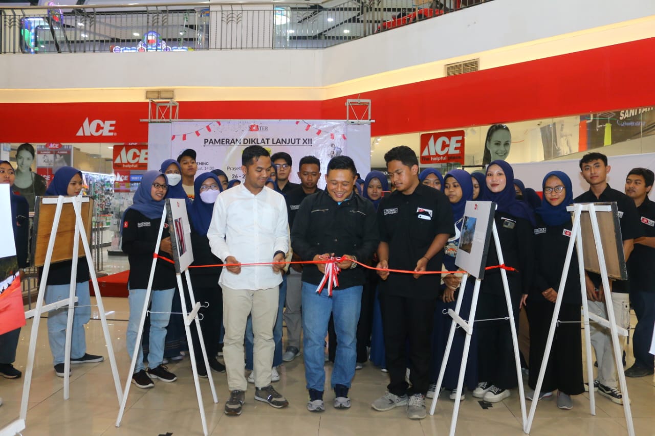 PERDANA, UKM FOSTER GELAR PAMERAN DI KEDIRI MALL