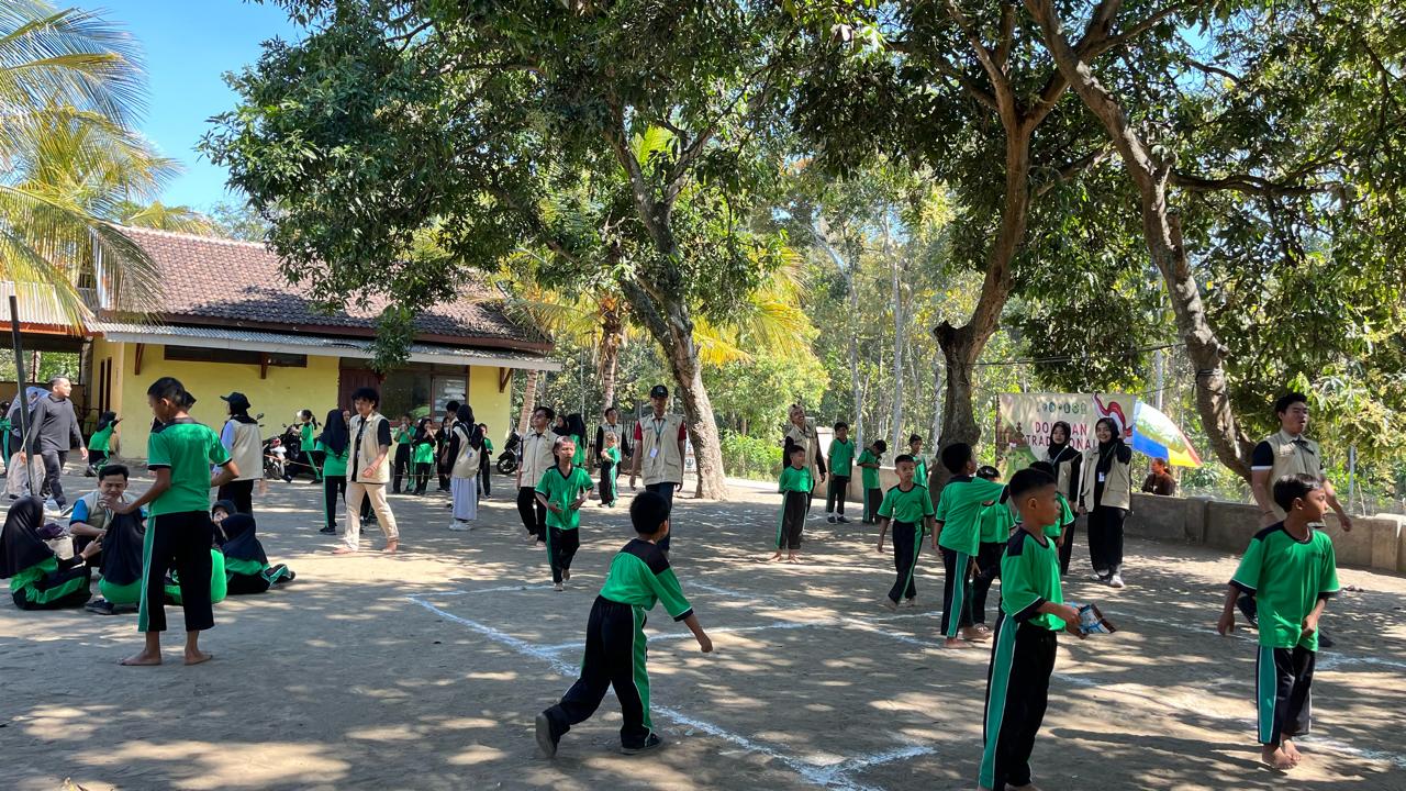 TUMBUHKAN RASA BANGGA DAN PERCAYA DIRI, KKN KOLABORASI 2024 AJAK PESERTA DIDIK DESA BESOWO ‘DOLANAN TRADISIONAL’