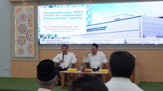 KABIRO SDM SEKJEN KEMENAG SOSIALISASIKAN KEBIJAKAN TUGAS BELAJAR SERTA SERAHKAN SK EMPAT GURU BESAR IAIN KEDIRI